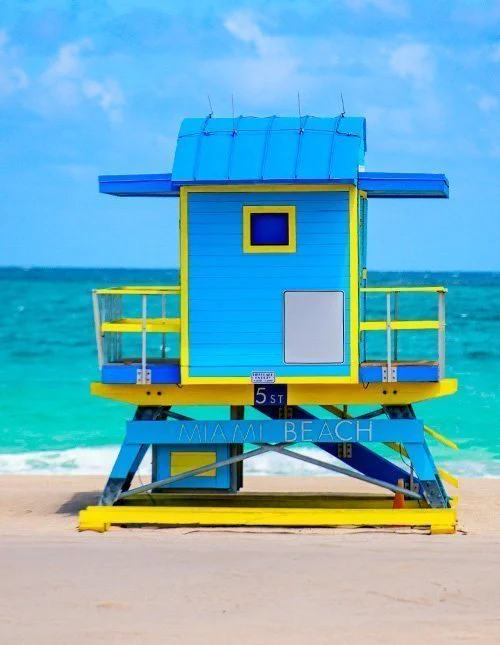 Rettungsschwimmerturm in Miami Beach unter Floridas Sonne
