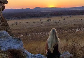 Eine Frau bewundert die wunderschöne Aussicht im Isalo-Nationalpark